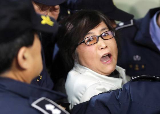 최순실이 지난 2017년 1월 25일 특검에 소환되며 자신의 결백을 주장하고 있다. 중앙포토