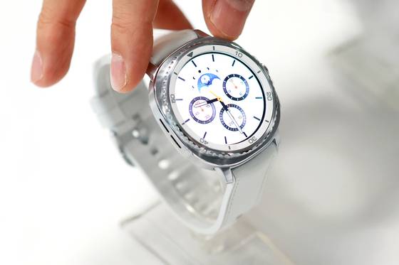 새로 선보인 갤럭시 워치8 시리즈. 기업들은 신제품 출시를 앞두고 소비자들을 대상으로 설문조사를 진행하는 경우가 많다. [연합뉴스]