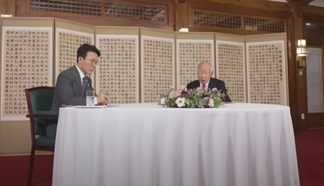 ▲ 김민석 국무총리(왼쪽)가 신동식 한국해사기술 회장(춘천고 졸업)이 서울 삼청동 총리공관에서 대담을 나누고 있는 모습. 제2회 ‘K-토론나라’의 프로그램이자 ‘총리의 인터뷰’로는 처음 마련된 이날 인터뷰는 지난 1일 공개됐다. KTV 유튜브 갈무리.