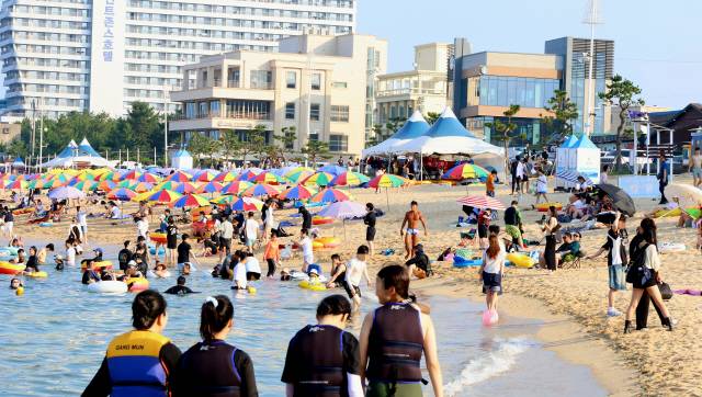 ▲ 3일 오후 강릉 강문해수욕장에서 피서객들이 해수욕을 즐기며 더위를 식히고 있다.  황선우 기자