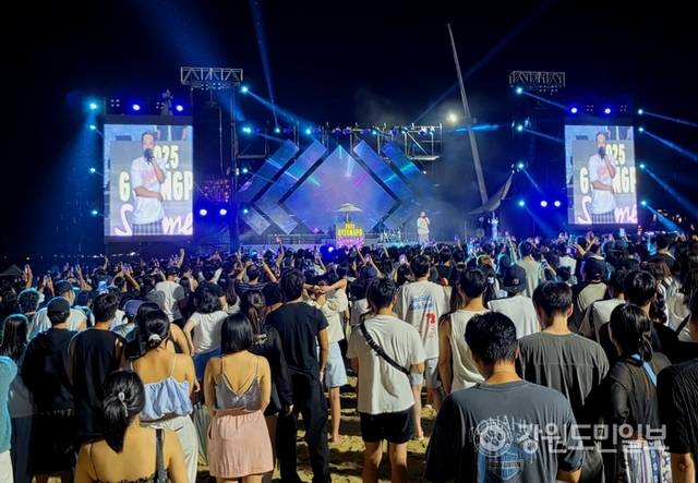 ▲ 3일 강릉 경포해수욕장에서 열린 ‘2025 경포 썸머 페스티벌’ 래퍼 비와이 무대. 피서객들은 함께 열광하며 더위를 날렸다. 황선우 기자