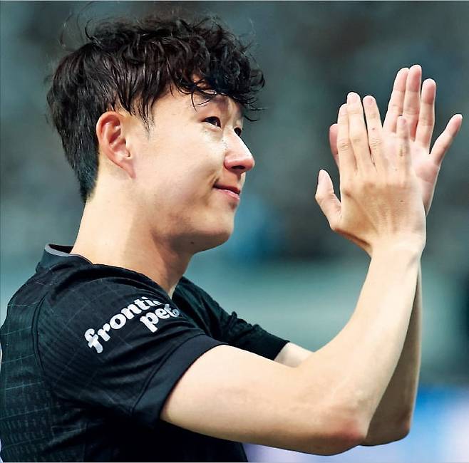 < 캡틴의 눈물 > 토트넘 홋스퍼 주장 손흥민이 3일 서울월드컵경기장에서 열린 2025 쿠팡플레이 시리즈 뉴캐슬유나이티드와의 친선 경기가 끝난 뒤 경기장을 찾은 팬 6만여 명에게 인사하고 있다. 이번 경기를 마지막으로 팀을 떠나기로 한 손흥민은 ﻿경기를 마친 뒤 눈물을 흘렸다.  연합뉴스