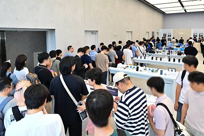 지난달 22일 삼성 강남에서 오전 10시부터 시작되는 제품을 수령하기 위해 사전 구매자들이 대기하고 있다. 사진=삼성전자