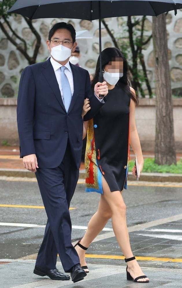 이재용 삼성전자 회장이 2022년 6월 27일 정의선 현대차그룹 회장의 장녀 진희 씨 결혼식이 열리는 서울 중구 정동교회로 딸 이원주 씨와 함께 들어서고 있다. 이원주 씨는 현재 미국에서 유학 중이다. 사진=연합뉴스