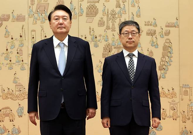 13일 용산 대통령실에서 신임 대법관 임명장 수여식 열린 가운데 윤석열 대통령이 노경필 신임 대법관에게 임명장을 수여하고 있다. 2024.08.13.[이승환기자]