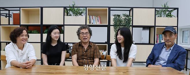 산업재해 유가족들이 18일 서울 중구 경향신문 여다향에서 대담을 하고 있다. 왼쪽부터 고 김용균씨 어머니 김미숙씨, 고 문유식씨 딸 혜연씨, 고 홍수연씨 아버지 홍순성씨, 고 강대규씨 딸 효진씨, 고 이한빛씨 아버지 이용관씨. 강윤중 기자