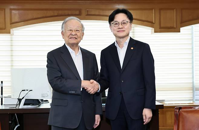 김정관 산업통상자원부 장관이 4일 서울 마포구 한국경영자총협회(경총) 접견실에서 손경식 회장과 기념 촬영하고 있다. 경총 제공