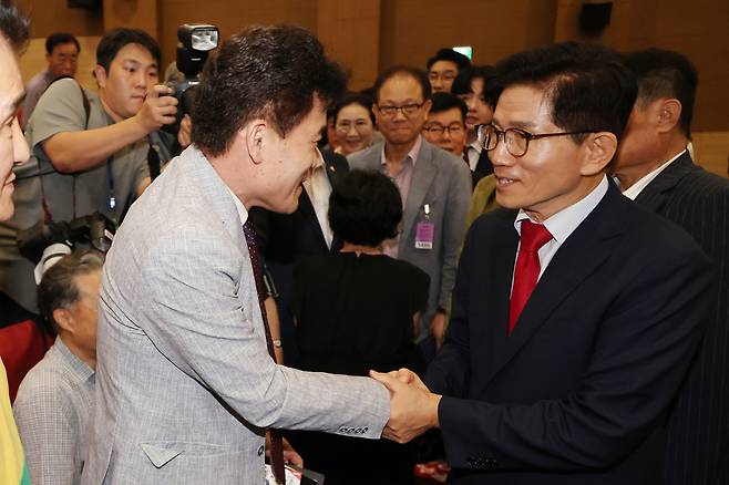 김문수 국민의힘 당대표 후보가 4일 국회에서 투게더포럼이 주최한 시국토론회에 참석해 전한길씨와 악수하고 있다. 연합뉴스
