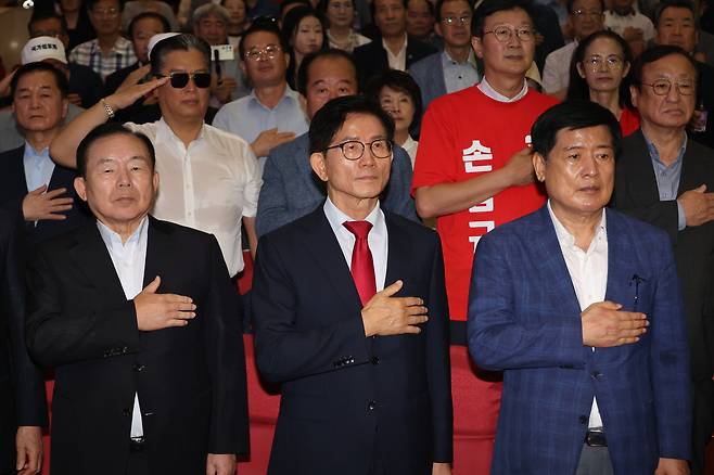 김문수 국민의힘 당대표 후보가 4일 국회에서 투게더포럼이 주최한 시국토론회에 참석해 국기에 경례하고 있다. 연합뉴스