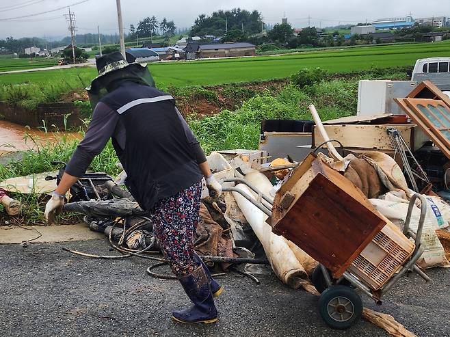 4일 오전 전남 무안군 현경면 모촌마을에서 한 주민이 수해로 젖은 가구를 밖으로 옮기고 있다. 고귀한 기자