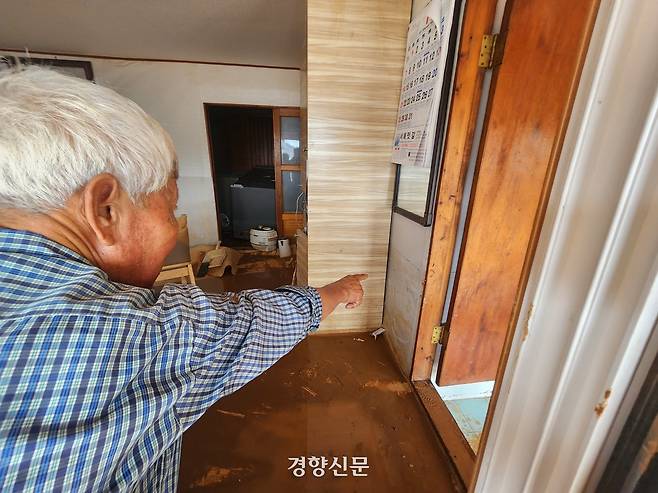 4일 오전 전남 무안군 현경면 모촌마을에서 한 주민이 집안 벽을 가리키며 물이 들어찼던 수위를 설명하고 있다. 고귀한 기자