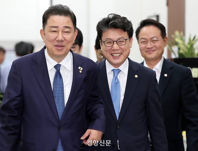 지난달 31일 진성준 당시 더불어민주당 정책위의장(가운데)이 국회에서 열린 당 정책조정회의에 김병기 원내대표와 함께 입장하고 있다. 박민규 선임기자