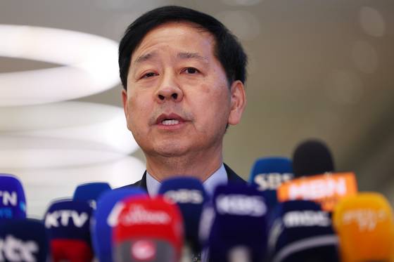 Deputy Prime Minister for Economic Affairs Koo Yoon-cheol answers questions from reporters upon his return to Korea at the Incheon International Airport on Aug. 1, after concluding trade negotiations with the United States. [YONHAP]