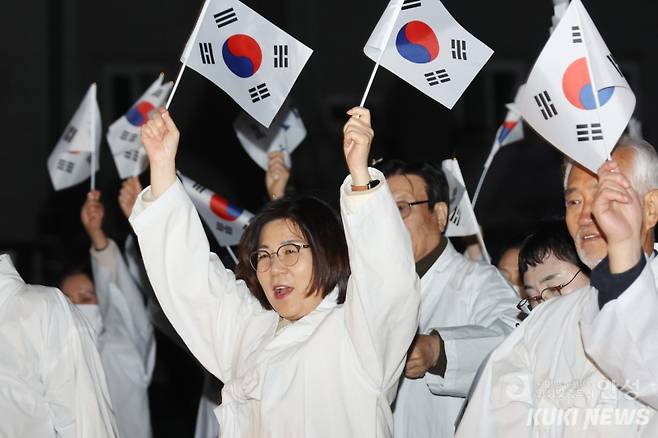 김보라 안성시장이 광복 80주년 기념 안성 4.1독립항쟁 재현행사에서 만세삼참을 하고 있다. 안성시 제공