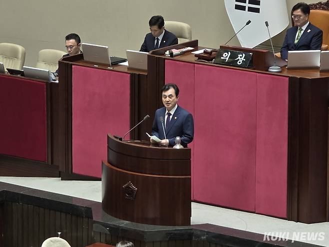 안규백 국방부 장관이 4일 서울 여의도 국회에서 열린 본회의에서 인사말을 전하고 있다. 김건주 기자