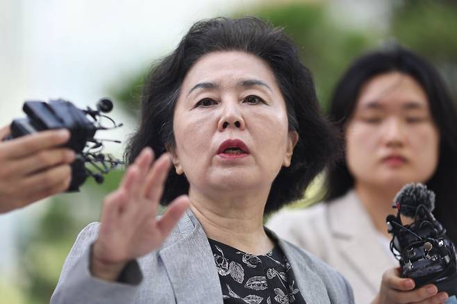 김영선 전 국민의힘 의원이 4일 서울 종로구 KT광화문빌딩 웨스트에 위치한 민중기 특별검사팀에 출석하며 취재진 질문에 답하고 있다. 연합뉴스