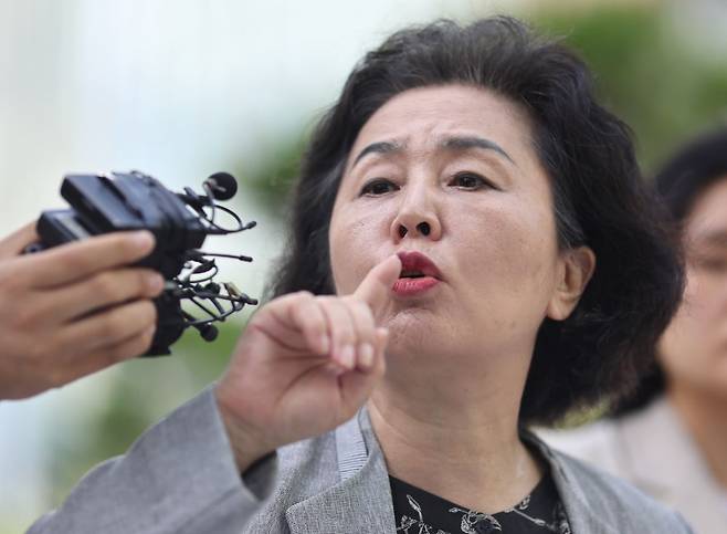 김영선 전 국민의힘 의원이 4일 서울 종로구 KT광화문빌딩 웨스트에 위치한 민중기 특별검사팀에 출석하며 취재진 질문에 답하고 있다. 연합뉴스