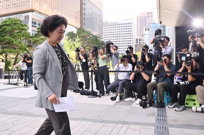 김영선 전 국민의힘 의원이 4일 서울 종로구 KT광화문빌딩 웨스트에 위치한 민중기 특별검사팀에 출석하고 있다. 연합뉴스