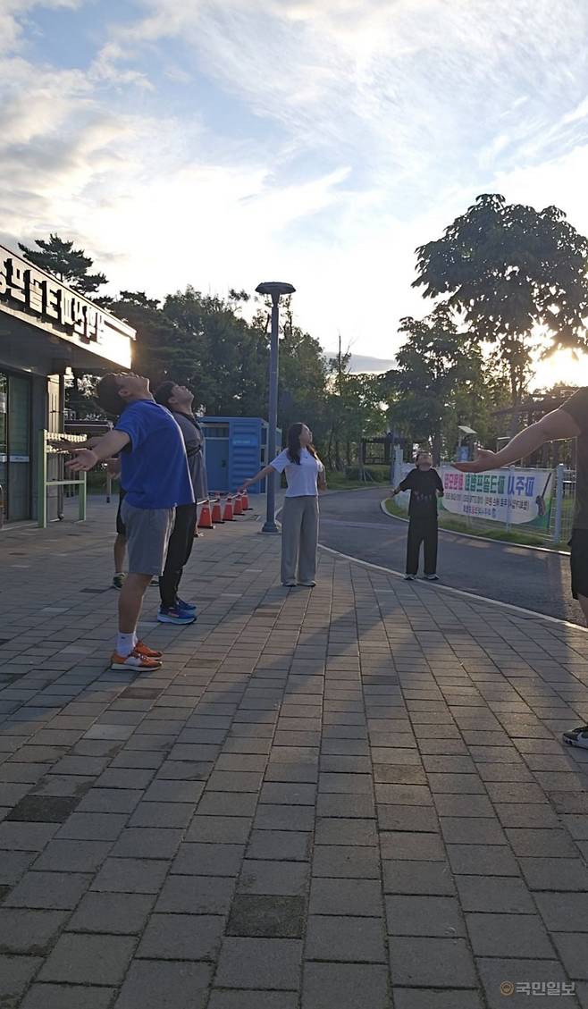 라이프처치 교인들이 지난달 29일 경기도 파주 심학산공원에서 달리기 전 준비운동을 하고 있다. 라이프처치 제공