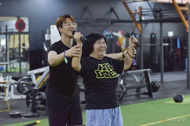 윤광원(왼쪽) 홉트레이닝교회 목사가 최근 캄보디아 단기선교에서 선교사들에게 운동 강의를 하고 있다. 홉트레이닝교회 제공