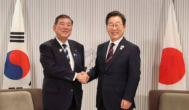 이재명 대통령이 6월 17일(현지 시간) 캐나다 앨버타주 캐내내스키스 주요 7개국(G7) 정상회의장에서 이시바 시게루 일본 총리와 한일 정상회담에 앞서 악수하고 있다. 뉴시스
