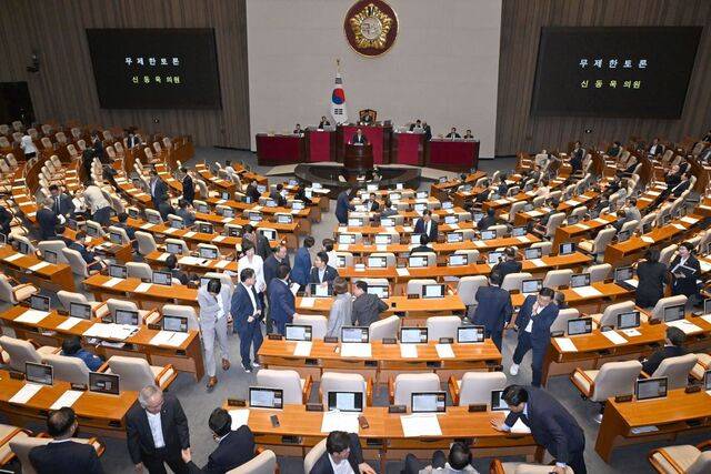 신동욱 국민의힘 의원이 4일 방송3법 중 방송법 일부개정법률안의 국회 본회의 상정 뒤 필리버스터 첫 주자로 나서 발언하자 더불어민주당 의원들이 퇴장하고 있다. 국민의힘은 더불어민주당의 방송3법 처리에 반발해 필리버스터에 돌입했다. 최현규 기자