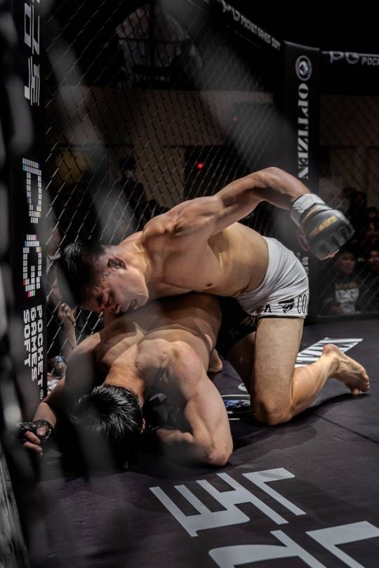 대한민국 UFC 7호 파이터 남의철이 2025년 8월 경기도 오산시 블랙컴뱃 라이즈 7 메인이벤트 페더급 한일전에서 ‘아이언 힙’ 미야히라 슈타로를 ‘코리안 불도저’ 특유의 그라운드 앤드 파운드로 공격하고 있다. 사진=이데아 파라곤 제공