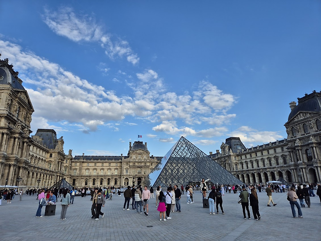 루브르 박물관의 상징인 유리 피라미드. ©김슬기