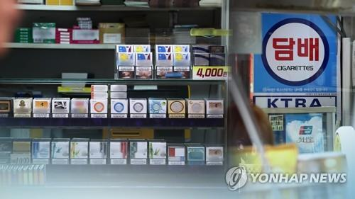 담뱃값을 OECD 평균인 1만 원 수준까지 인상해야 한다는 금연 전문가들의 의견이 나왔다. [사진 = 연합뉴스]