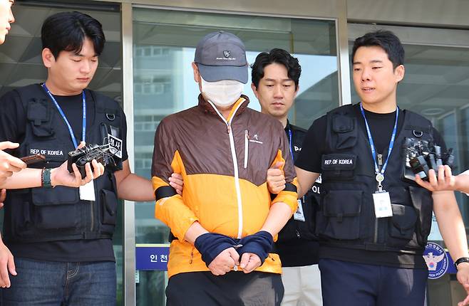 인천 송도에서 사제 총기로 아들을 살해한 60대 남성 A씨가 지난달 30일 인천 논현경찰서 유치장에서 검찰로 송치되고 있다.  [사진 출처 = 연합뉴스]