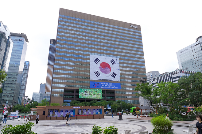 광화문 이순신 장군 동상 옆, 크게 걸어진 태극기 [교보생명]