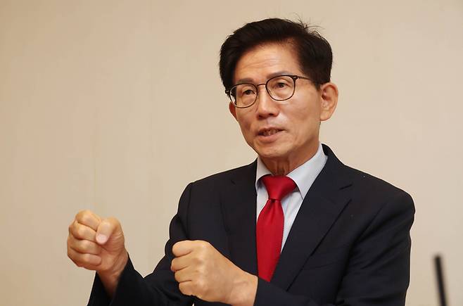 국민의힘 당 대표 선거에 출마한 김문수 전 고용노동부 장관이 4일 서울 영등포구 모처에서 매일경제와 인터뷰하고 있다. 이충우 기자