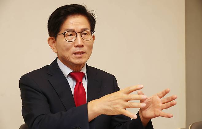 국민의힘 당 대표 선거에 출마한 김문수 전 고용노동부 장관이 4일 서울 영등포구 모처에서 매일경제와 인터뷰하고 있다. 이충우 기자