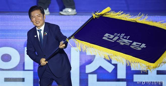 [고양=뉴시스] 고승민 기자 = 정청래 더불어민주당 신임 당대표가 2일 경기 고양시 킨텍스에서 열린 제2차 임시전국당원대회에서 당기를 흔들고 있다. (공동취재) 2025.08.02. photo@newsis.com /사진=고승민