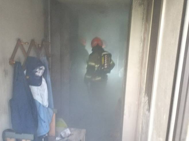 지난달 24일 오후 3시25분쯤 서울 성동구 상왕십리동 한 아파트 실외기에서 화재가 발생했다. /사진제공=성동소방서.