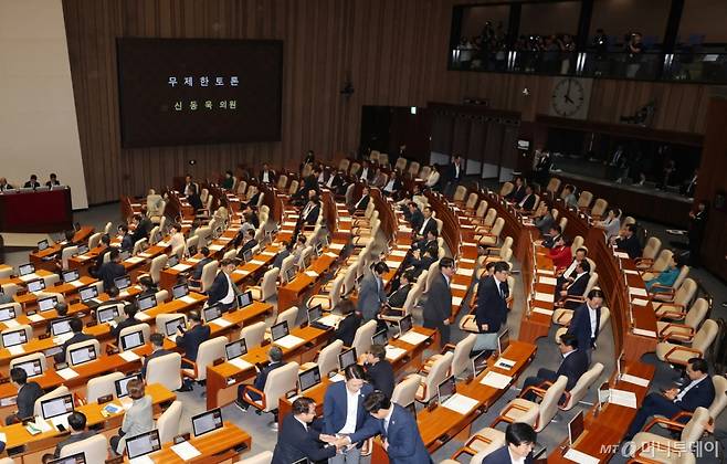 [서울=뉴시스] 김명년 기자 = 4일 오후 서울 여의도 국회에서 열린 제427회국회(임시회) 제3차 본회의에서 국민의힘의 방송3법 반대 필리버스터가 시작되자 더불어민주당 의원들이 회의장을 빠져나가고 있다. 2025.08.04. kmn@newsis.com /사진=김명년