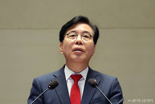 [서울=뉴시스] 김금보 기자 = 송언석 국민의힘 비상대책위원장 겸 원내대표가 4일 서울 여의도 국회에서 열린 의원총회에서 발언을 하고 있다. 2025.08.04. kgb@newsis.com /사진=김금보