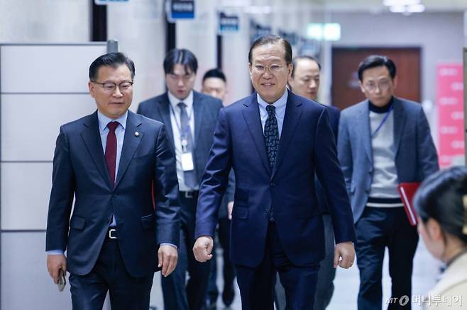 (서울=뉴스1) 안은나 기자 = 권영세 국민의힘 비상대책위원장(오른쪽)과 이양수 사무총장이 4일 서울 여의도 국회에서 비공개로 열린 개헌특위 1차 회의에 참석하고 있다. 2025.3.4/뉴스1  Copyright (C) 뉴스1. All rights reserved. 무단 전재 및 재배포,  AI학습 이용 금지. /사진=(서울=뉴스1) 안은나 기자