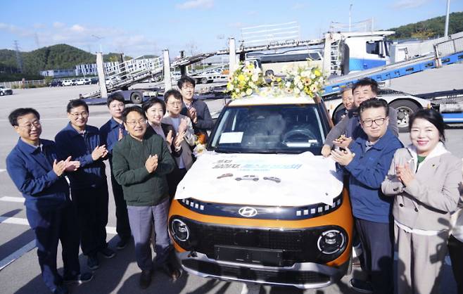 강기정 광주광역시장이 지난해 10월 23일 광산구 광주글로벌모터스에서 열린 ‘캐스퍼 전기차(EV) 수출기념식’에 참석해 내빈들과 수출성공 염원 메시지를 부착하고 있다./사진=광주시