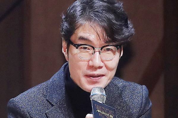 배우 송영규가 숨진 채 발견된 가운데, 최근 가족들과 떨어져 살았던 사연이 전해졌다. 사진은 배우 송영규가 2023년 2월7일 오후 서울 서초구 예술의 전당 CJ토월극장에서 진행된 연극 '셰익스피어 인 러브' 기자간담회에 참석해 인사말을 하고 있는 모습. /사진=머니투데이