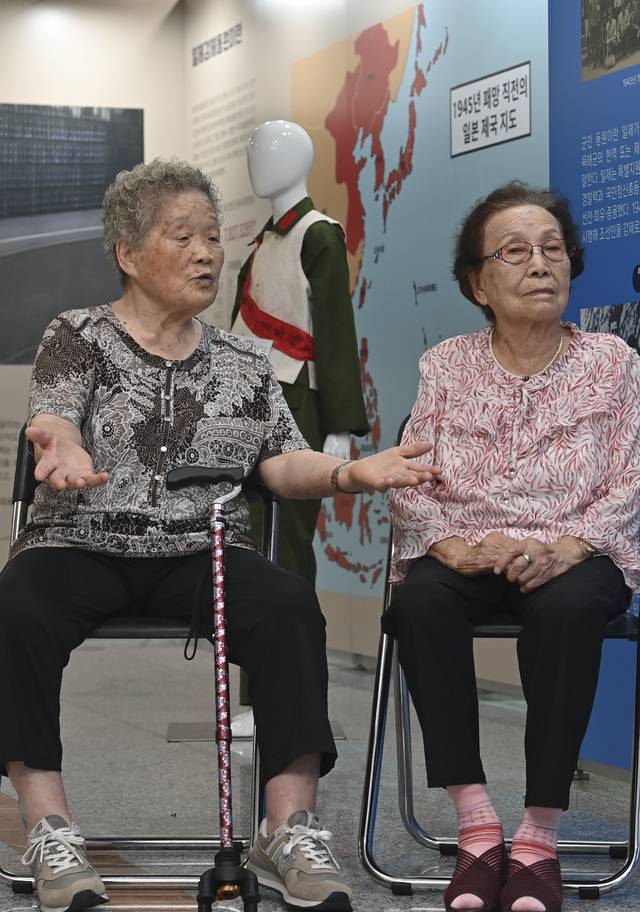 일제강점기 강제징용 피해자인 김정주(왼쪽), 이자순 할머니가 4일 오전 국회의원회관에서 열린 ‘광복 80주년 강제동원 희생자의 광복은 아직 오지 않았습니다’ 사진전에 앞서 문화일보와 인터뷰를 하고 있다.  백동현 기자