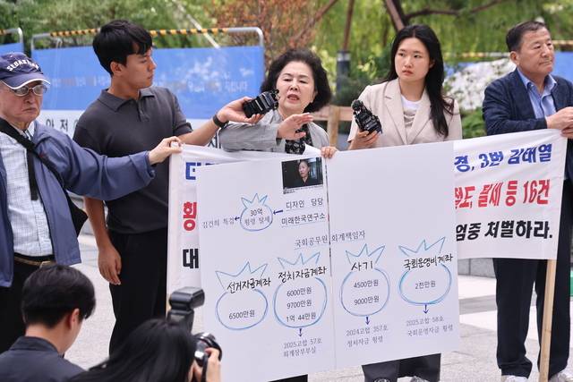 특검 출석한 김영선  : 김영선(가운데) 전 국민의힘 국회의원이 4일 오전 서울 종로구 KT광화문빌딩웨스트에 있는 김건희특검 사무실에 출두하면서 취재진의 질문에 답하고 있다.   연합뉴스