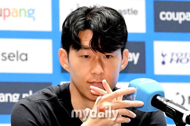 2025년 8월 2일 오전 서울 여의도 IFC에서 '2025 쿠팡플레이 시리즈, 토트넘 홋스퍼 FC 기자회견'이 열렸다.토트넘 손흥민이 이적을 발표하고 있다.