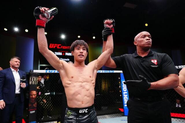 다이라(가운데)가 박현성을 꺾은 후 환호하고 있다. /UFC 제공