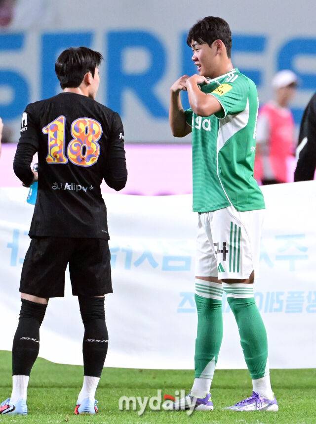 2025년 8월 3일 오후 서울월드컵경기장에서 쿠팡플레이 시리즈 '토트넘 홋스퍼 FC와 뉴캐슬 유나이티드 FC'의 경기가 열렸다. 토트넘 양민혁과 뉴캐슬 박승수가 경기 후 인사하고 있다./서울월드컵경기장=유진형 기자