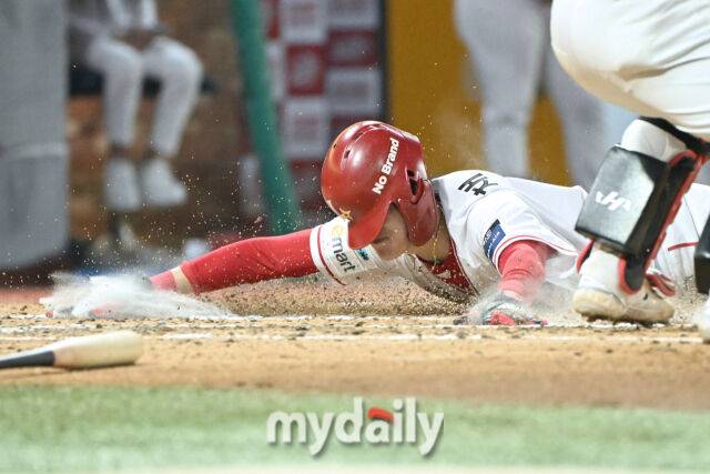 11일 인천 SSG랜더스필드에서 열린 '2025 신한 SOL BANK KBO리그' KIA 타이거즈와 SSG랜더스 더블헤더 2차전 경기. SSG 채현우가 6회말 무사 3루 최지훈 희생플라이에 홈 슬라이딩으로 동점 득점을 올렸다./마이데일리