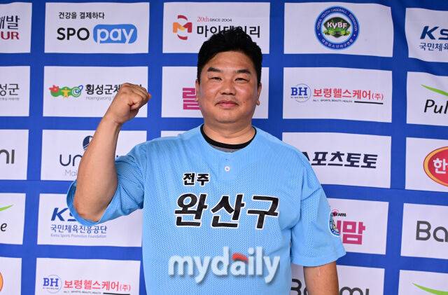 조일현 감독이 제2회 마이데일리배 전국유소년야구대회에서 승리를 거둔 후 파이팅을 외치고 있다. /횡성베이스볼테마파크=송일섭 기자