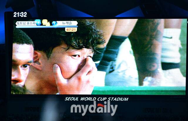 2025년 8월 3일 오후 서울월드컵경기장에서 쿠팡플레이 시리즈 '토트넘 홋스퍼 FC와 뉴캐슬 유나이티드 FC'의 경기가 열렸다.토트넘 손흥민이 후반 교체된 뒤 눈물 흘리고 있다.
