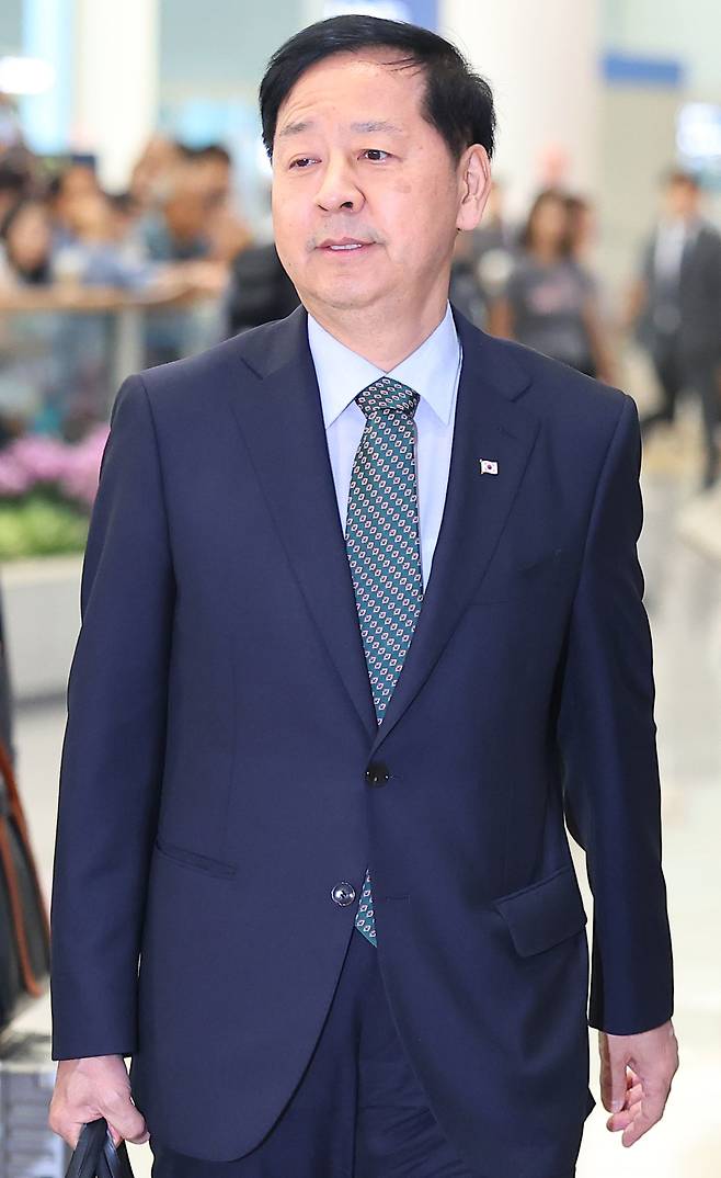 미국과의 무역협상을 마친 구윤철 경제부총리 겸 기획재정부 장관이 1일 인천국제공항 제2여객터미널을 통해 귀국하고 있다. [연합]