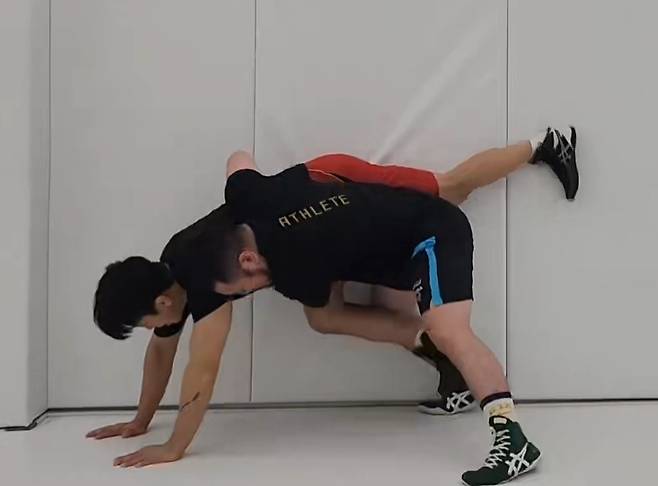 레슬링을 하고 있는 조원현 셰프. 본인 제공